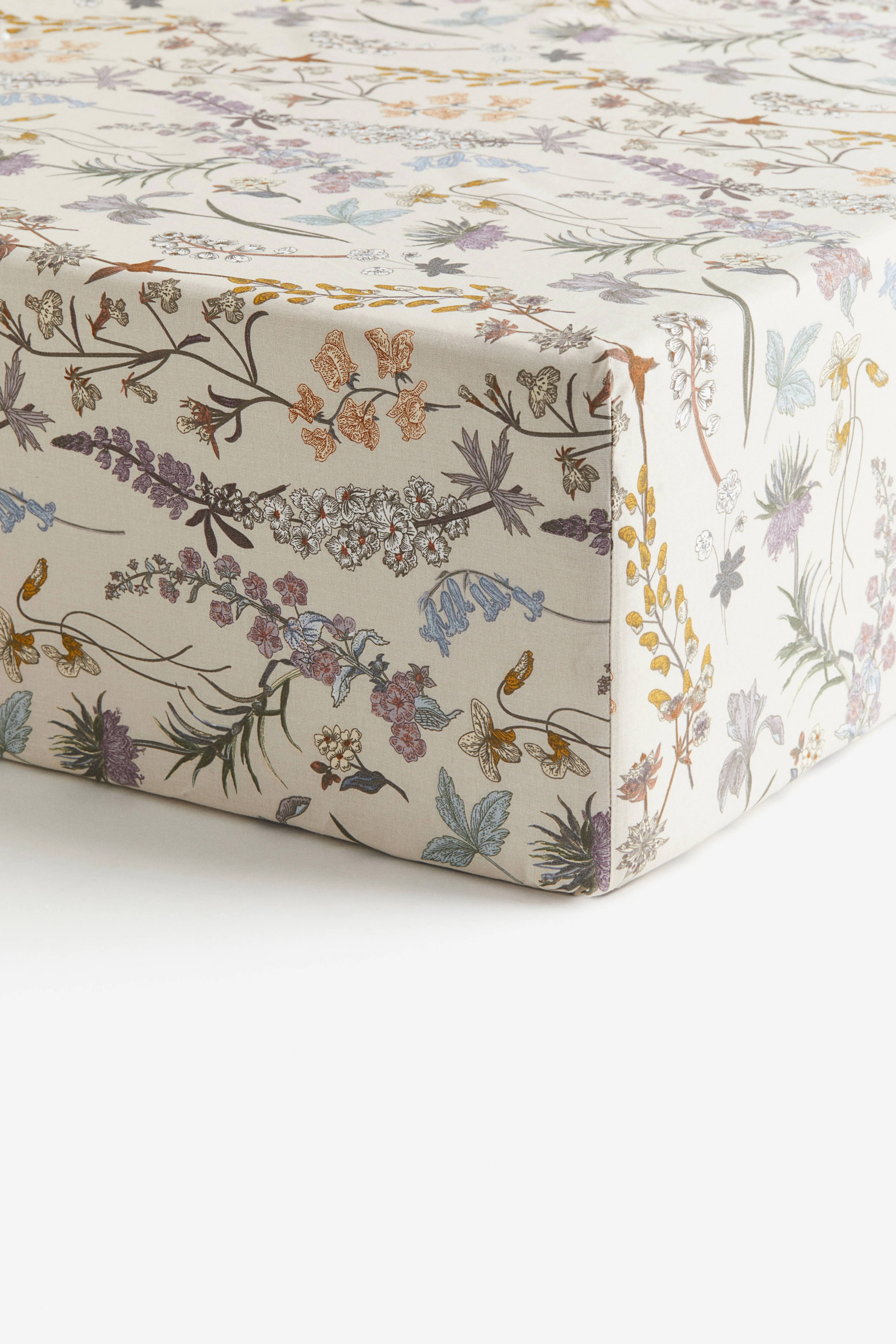 Patterned cotton fitted sheet - Light beige/Floral - Home All | H&M GB